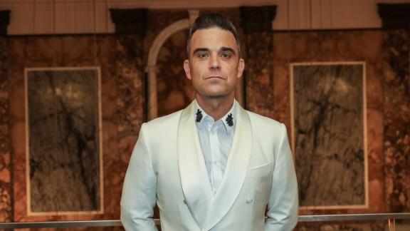 16 febbraio; Robbie Williams Trionfa con Angels