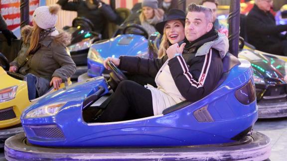 L'abbraccio di Robbie Williams ai figli ci fa gustare in anticipo la gioia del dopo quarantena