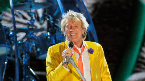 Rod Stewart scende in strada a riparare le buche