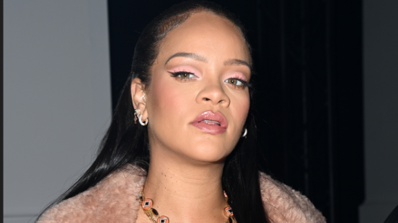Rihanna dà una mano ai camerieri del ristorante dove ha cenato