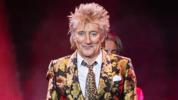 Rod Stewart al pub si improvvisa barista tra l'entusiasmo dei clienti: la foto