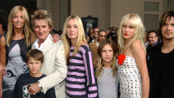 Rod Stewart duetta con la figlia Ruby: il video
