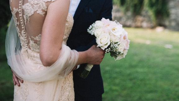 Avvocato regala un "buono per il divorzio" per il matrimonio della sua praticante