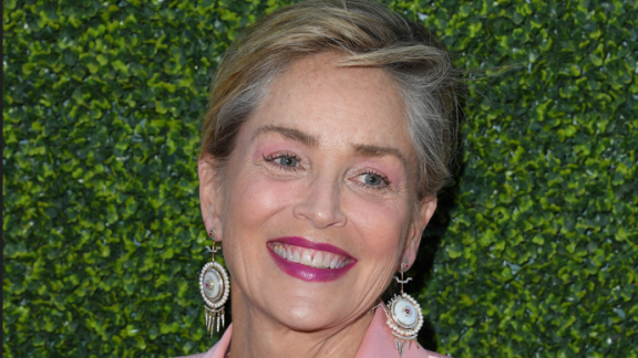 Sharon Stone in bikini rimpiange la fine delle vacanze