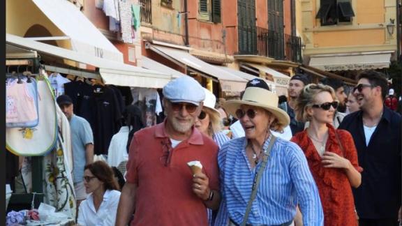 Steven Spielberg a Napoli cede alla pizza: le foto