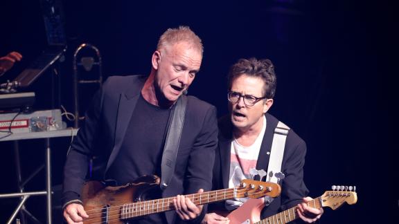 Sting suona con Michael J.  Fox: il video