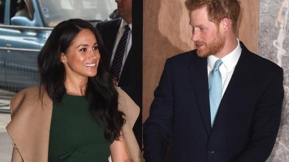 Meghan Markle indossa l'abito del fidanzamento e Harry si commuove