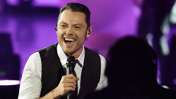 Tiziano Ferro uno di noi: al supermercato col carrello e la lista della spesa!