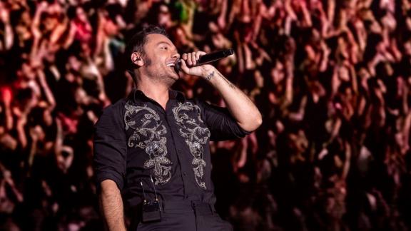 Tiziano Ferro: il duetto a sorpresa con Laura Pausini. Il video