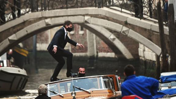 Tom Cruise incanta Venezia con salti spettacolari tra i taxi nel canale
