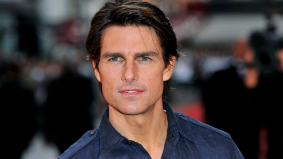 Tom Cruise atterra in Sudafrica alla guida del suo elicottero: il video
