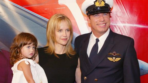John Travolta: la figlia Ella festeggia i 20 anni con torta e mascherina