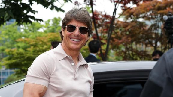 Tom Cruise si lancia con la moto da un dirupo: il video