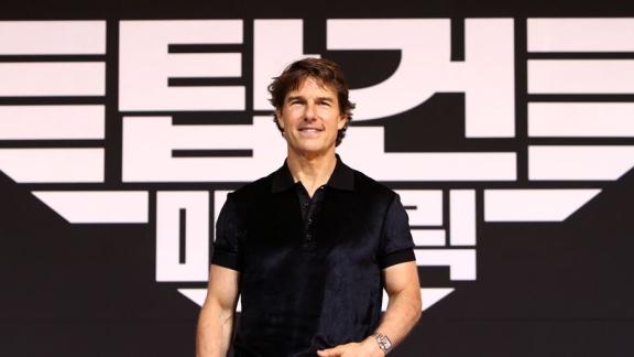 Tom Cruise sulla portaerei USA nel mare di Puglia