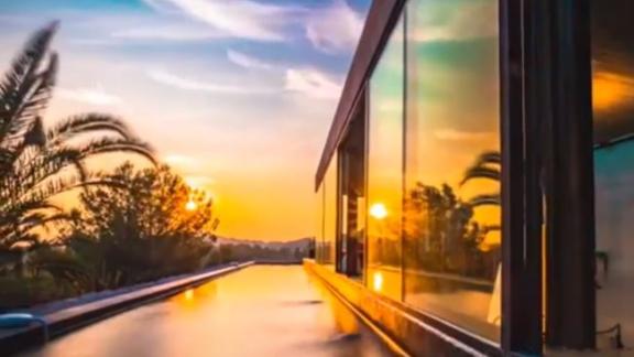 E' incredibile la villa attraversata da una piscina trasparente!