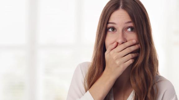 Ci tocchiamo il viso 23 volte in un'ora: come smettere per evitare il contagio