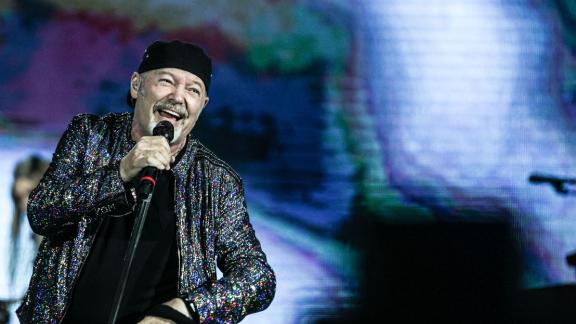 Vasco Rossi si commuove salutando in concerto la nipotina: il video