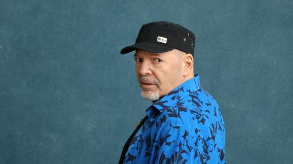 Vasco Rossi gioca con una medusa in Puglia: il video