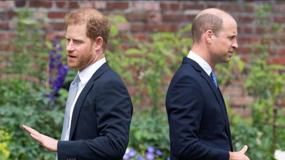 Harry, rivelazioni shock contro il fratello William: dal costume nazista alle percosse