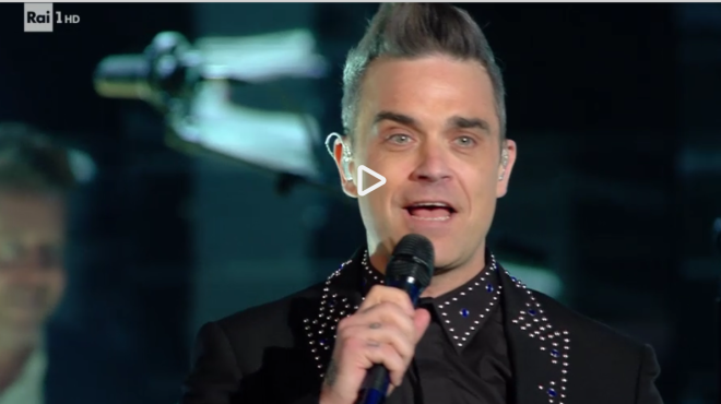 Robbie Williams bacia a sorpresa Maria De Filippi