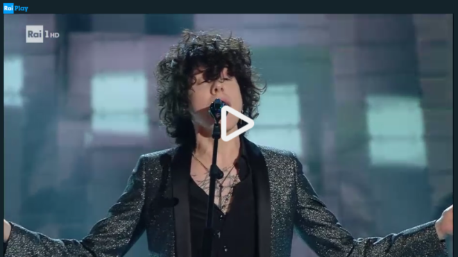 LP sul palco di Sanremo