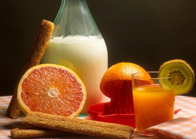 DOTTORESSA DEBORA RASIO, arriva l'estate e con il caldo arriva la stagione della frutta: ma come dobbiamo mangiarla? Da sola o insieme ad altri alimenti? 