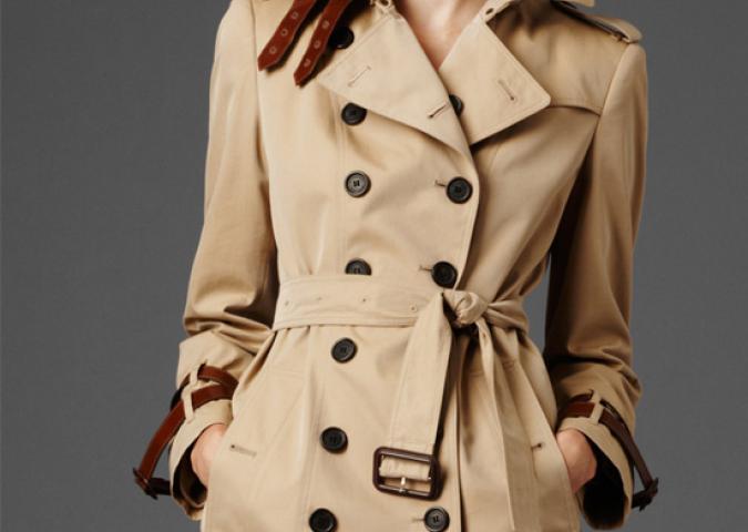 GIUSI FERRE’, il Trench: un capo intramontabile di gran moda e sempre attuale