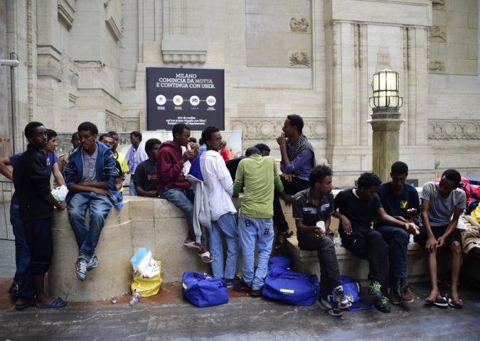 GIANFRANCO SCHIAVONE dell’Associazione Studi giuridici sull’immigrazione,  migranti parcheggiati in stazione in attesa di imbarcare sul treno: sono vittime del trattato di Dublino? 