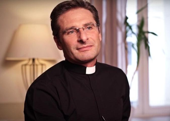NELLO SCAVO di Avvenire, scandalo in Vaticano: il coming out di Monsignor Krzysztof Charamsa, teologo e ufficiale della Congregazione per la dottrina della fede