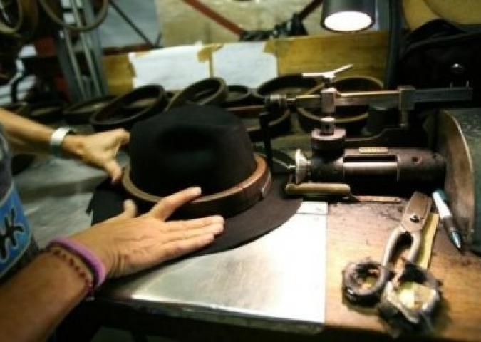 MATTEO GIOLI Designer toscano e Fondatore di Super Duper Hats, il ritorno del cappello artigianale nella moda