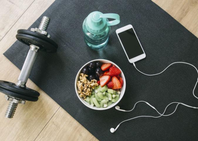CARLA LERTOLA Medico dietologo ed Esperto di Starbene, chi va in palestra come deve regolarsi con il cibo? Prima o dopo l’allenamento? 