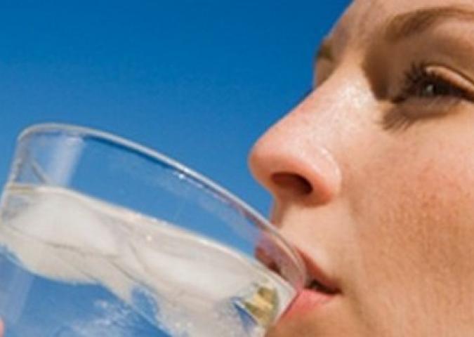 CARLA LERTOLA Medico dietologo ed Esperto di Starbene, cosa fare per bere la giusta quantità di acqua?