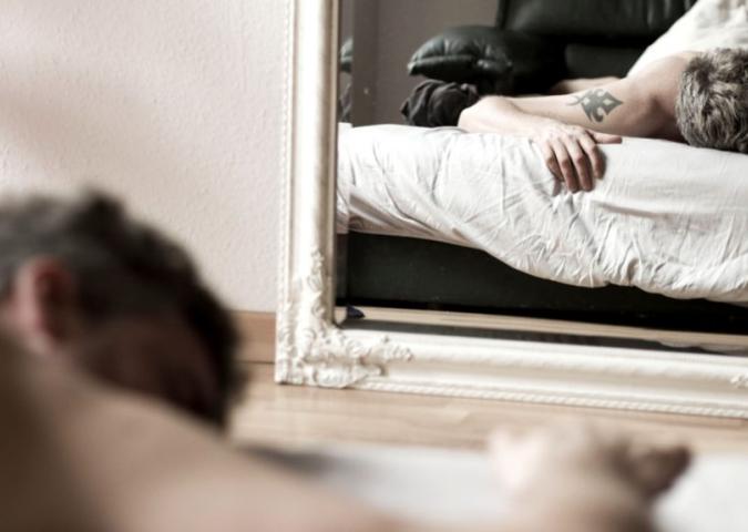 ALBERTO CAPUTO Sessuologo dello IES (Istituto di Evoluzione Sessuale), uno specchio in camera da letto