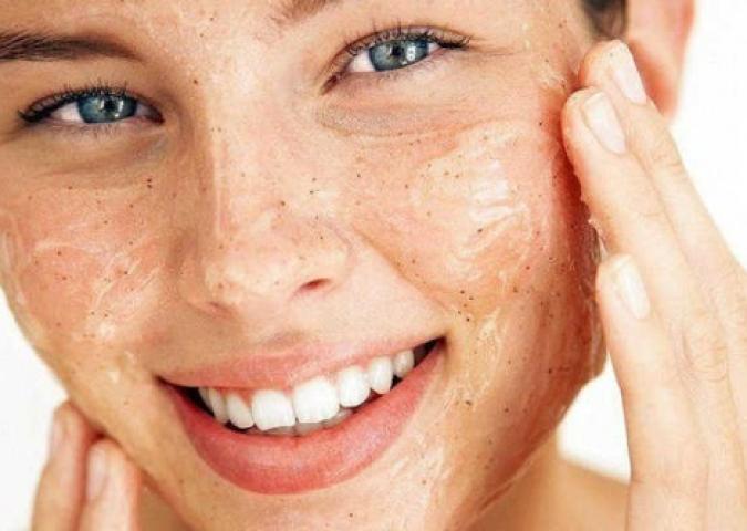 DOTT.SSA BUCCI Dermatologo plastico ed Esperto di Starbene, è utile esfoliare regolarmente la pelle?  