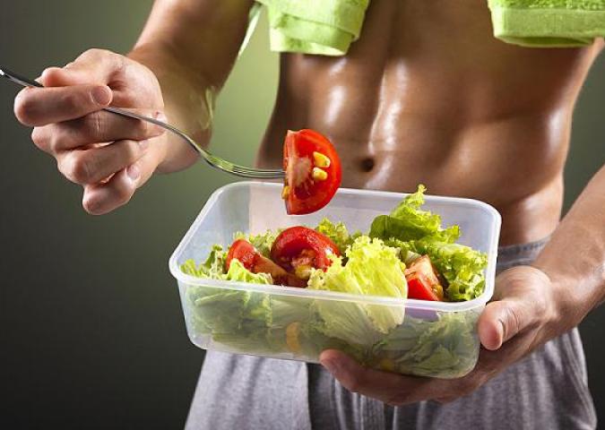 ROBERTO ROMANO Personal Trainer Coach ed Esperto di Starbene: per essere al top, mangia e molla gli integratori