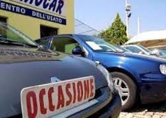 DAI VESTITI ALLE AUTO, L'USATO E' DI MODA: CRESCE L'ITALIA DI "SECONDA MANO"
