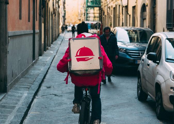 I PRECARI DELLA GIG ECONOMY: QUANTO GUADAGNA CHI PORTA CIBO A CASA? 