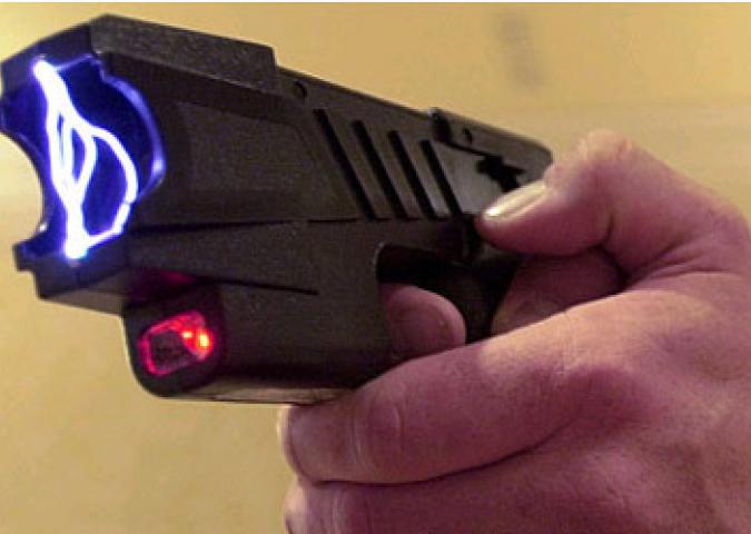 ALLA POLIZIA ARRIVANO I TASER: CON LA PISTOLA ELETTRICA SAREMO PIU' SICURI?