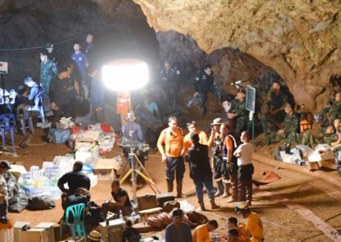 TUTTI SALVI I RAGAZZI E L'ALLENATORE: COSA RESTERA' DELLA VITA IN GROTTA?