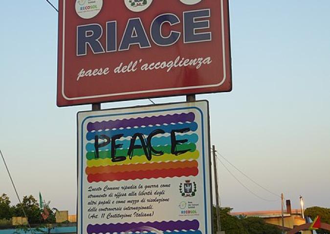 LA BUFERA SUL SINDACO DI RIACE, CREATORE DEL PAESE DELL'ACCOGLIENZA 