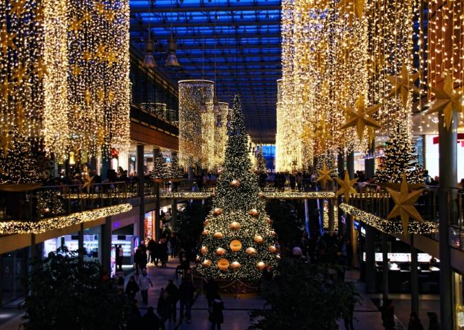 Shopping, gli italiani scelgono online ma comprano nei negozi.