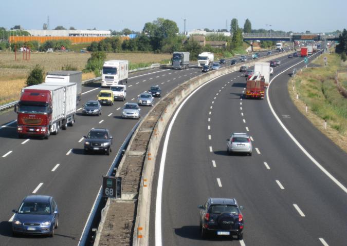 In autostrada a 150 km/h? Asaps: ‘Inutile e pericoloso.’