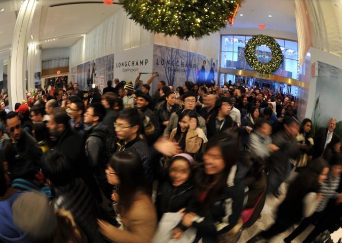 Black Friday: sconti finti e la negoziante che vuole solo contanti.