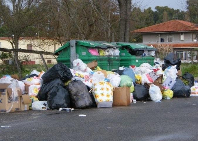 Roma di nuovo vicina all'emergenza: perché i rifiuti invadono la capitale? 