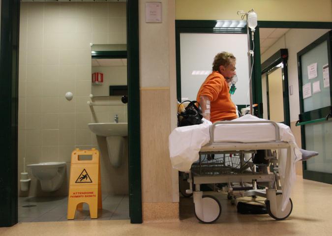 Le formiche al San Carlo di Napoli: l'ospedale non sarà chiuso.