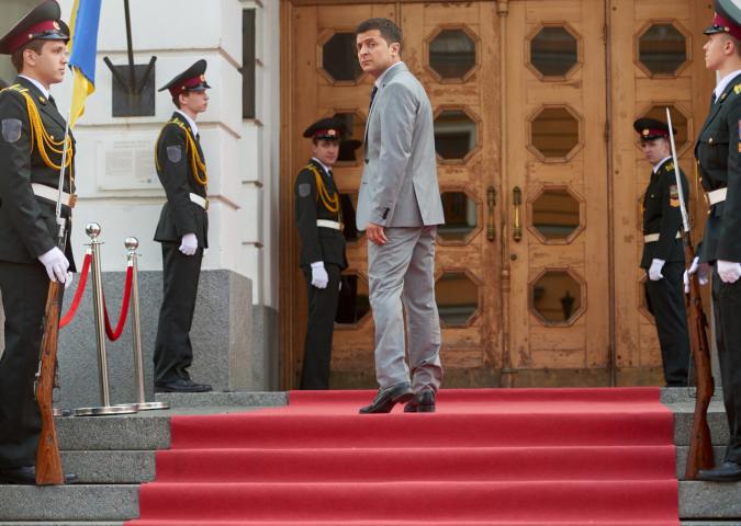 Un comico guiderà l'Ucraina? Vladimir Zelensky arriva al ballottaggio.