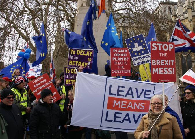 Regno Unito, la May cambia idea: sì alla soft Brexit e dialogo con i laburisti. 