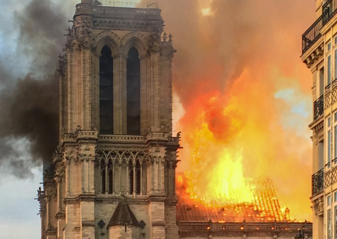 Notre Dame, fiamme dal cantiere: distrutti il tetto e la grande guglia.
