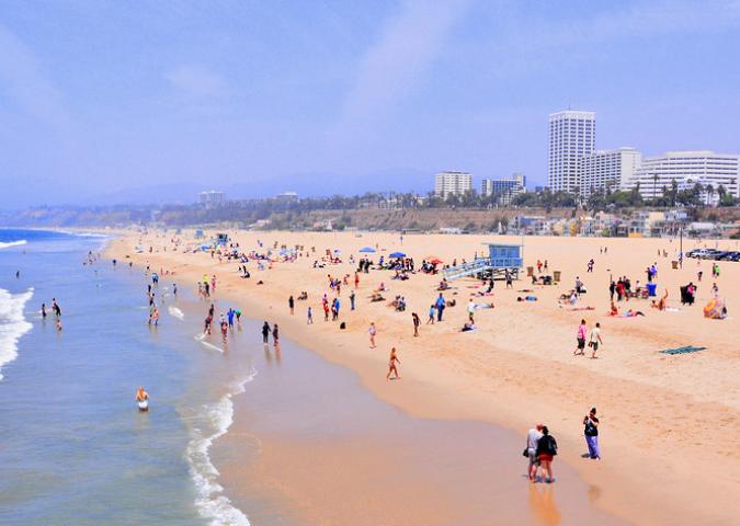 Compie 30 anni Baywatch, serie cult sui bagnini di California.