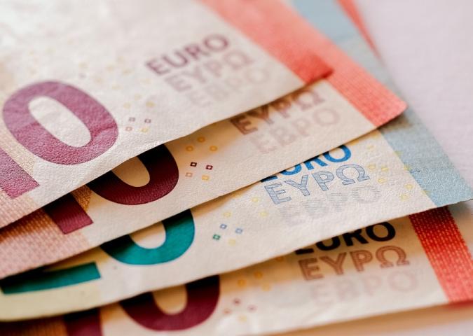 Gli italiani spendono di meno e risparmiano di più. È un bene?